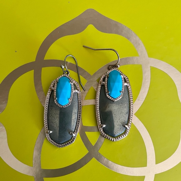 Kendra Scott Emmy - Picture 3 of 7